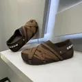 Détail de mocassins en daim marron avec design à brides croisées unique - 39 / Marron