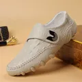 Mocasín de hombre en cuero beige con estampado de cocodrilo y hebilla decorativa SKU - 38 / Blanco Roto