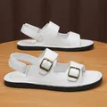 Heren witte leren sandalen met stijlvolle dubbele bronzen gespen en verstelbare band - 38 / Wit