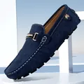 Mocassins élégants en daim bleu pour hommes avec boucle en métal et semelle à picots - 35 / Bleu foncé