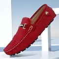 Mocassins classiques en daim rouge pour hommes avec boucle en métal doré élégante - 35 / Rouge