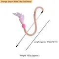 Flexibler oranger Katzenwedel mit Paillettenröhre, Federn und weichem rosa Bommel - Orange Pailletten Röhrenstab