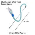 Bacchetta gioco gatto con tubo elastico blu e piume iridescenti con asta da 41cm - Asta a Tubo di Paillettes Blu
