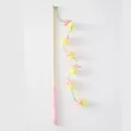 Bacchetta da gioco in legno per gatti con fiori rosa, pompon gialli e campanellino. - Rosa pomodoro