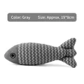 Dettaglio di un gioco per gatti a forma di pesce in lino grigio con motivi a zigzag. - Pesce In Lino Grigio / Grigio