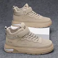 Eleganti sneaker alte da uomo beige con cinturino velcro e suola a piattaforma - 40 / Colore sabbia