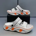 Leichte rutschfeste Herren-Sommersandalen für den Strand in Grau mit orangefarbenen Akzenten - 38-39 / Grau