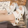 Moderne cremeweiße rutschfeste Herren-Strandsandalen mit dicken sportlichen Gummisohlen - 38-39 / Beige