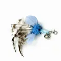 Dettaglio di un gioco per gatti in piuma blu con pallina di peluche e campanellino - Stile Insetto Blu