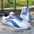 Baskets de course rétro pour hommes en bleu et blanc avec de jolis accents en daim - 40 / Blanc Bleu Gris