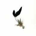 Dettaglio di accessorio di ricambio in piume nere e maculate per gatti con campanello - Stile Maculato Perla