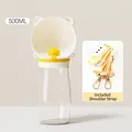Tragbare 500-ml-Hundewasserflasche mit Bärenschale und verstellbarem gelbem Schultergurt - Wasserflasche Groß / Schultergurt-Modell / Weiß