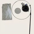 Set gioco canna da pesca per gatti con ventosa, base e accessorio piuma bianca - 1 set