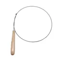 Vista dettagliata di una bacchetta gioco per gatti con manico in legno e filo d'acciaio - Bacchetta Manico Legno (Manico E Filo Acciaio) / Colore legno naturale
