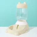 Gros plan d'un abreuvoir pour animaux de 2,5 L avec un couvercle oreilles de chat - Distributeur d'eau / 2,2L / Jaune lait