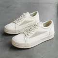 Baskets de luxe en cuir blanc cassé avec empiècements en daim pour hommes branchés. - 35 / Beige