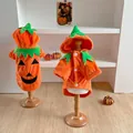 Zwei verschiedene Plüsch-Haustier-Winter-Hoodies im Kürbis-Design auf Holzpuppen präsentiert. - S / Kürbisorange