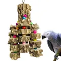 Close-up van natuurlijke houten schijven en kleurrijke kralen aan een vogelspeltje. - Staaldraad Stijl