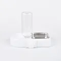 Dettaglio alimentatore e distributore d'acqua per animali con ciotola in inox - Bianco