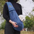 Zachte blauwe draagtas voor kleine honden en katten in een natuurlijke omgeving - Donkerblauw