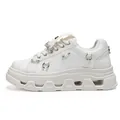 Sneakers in pelle bianca platform punk con anelli di metallo e borchie stile urbano - 39 / Bianco
