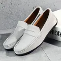 Mocassins en daim gris de qualité supérieure pour hommes avec un design slip-on - 38 / Blanc