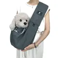 Bolsa de transporte gris para mascotas llevada por una modelo, con un pequeño parche de marca. - Bolsa Mezcla Algodón Correa Ajustable / Gris oscuro