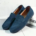 Mocassins classiques en daim bleu marine pour hommes avec coutures à la main et semelle plate - 38 / Vert malachite
