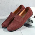 Mocassins classiques en daim pour hommes dans une finition rouge-brun sophistiquée - Brun Rouge