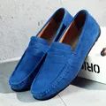 Mocassins en daim bleu vif pour hommes avec design à enfiler et coutures de mocassin classiques - Bleu marine