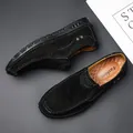 Handgefertigte Slipper aus schwarzem Rindsleder für Herren mit weicher Gummisohle - 38 / Schwarz