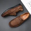 Braune Herren-Leder-Loafer mit handgenähten Details und einer weichen Gummisohle für Komfort. - 38 / Dunkelbraun