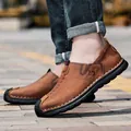 Braune, handgenähte Freizeit-Slipper aus Leder für Herren im britischen Arbeitsstil - 38 / Hellbraun