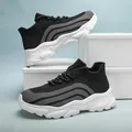 Sneaker da donna in maglia traspirante con suola spessa bianca e strisce nere e grigie - 36 / Nero