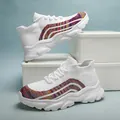 Eleganti sneaker in maglia bianca con suola spessa e strisce arcobaleno per donna - 36 / Bianco