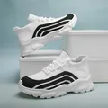 Sneakers in maglia traspirante bianche e nere con suole spesse e comode per uso quotidiano - 36 / bianco e nero