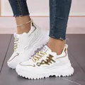 Modieuze witte chunky sneakers voor dames met gouden visgraatdetails en ademend mesh. - 35 / Platina
