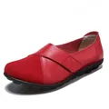 Bequeme rote Leder-Loafer für Damen mit verstellbaren Klettverschlussriemen. - 35 / Rot