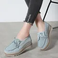 Nahaufnahme blauer Plateau-Loafer aus Wildleder mit Quasten und perforiertem Laser-Cut-Muster - 35 / Hohlmuster-Stil (2017-2) / Grau