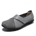 Lässige graue Slipper aus Leder und Wildleder für Damen mit verstellbarem Klettverschluss - Grau