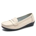 Bequeme beige Loafer aus Leder für Damen mit rutschfester schwarzer Gummisohle - 38 / Beige