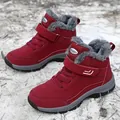 Calde scarpe da trekking invernali rosse alte foderate in pile sulla neve bianca - 38 / Rosso Giuggiola