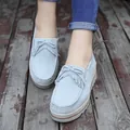 Hellblaue Wildleder-Slipper mit Plateau, Fransenquasten und Keilabsatz. - 35 / Grau