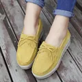 Bequeme gelbe Plateauslipper aus Wildleder mit Fransenquasten und Schleifendetails - 35 / Erdgelb