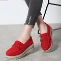 Elegante rote Plateau-Slipper aus Wildleder mit Fransen und feinem Lochmuster-Detail - 35 / Ausgeschnittenes Quasten-Design (2017-2) / Rot