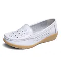 Bequeme weiße Leder-Loafer für Damen mit dekorativem Lochmuster und Keilabsatz-Sohle - 35 / Weiß