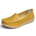 Bequeme gelbe Leder-Loafer für Damen mit einer weichen Keilsohle und Lochmuster - 35 / Gelb