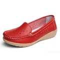 Rote Damen-Loafers mit Keilabsatz und atmungsaktivem Lochmuster aus weichem Material - 35 / Rot