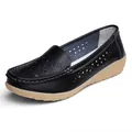 Lässige schwarze perforierte Damen-Loafer aus Leder mit weichem Keilabsatz und Sohle - 35 / Schwarz