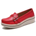 Rote Damen-Loafer mit Keilabsatz, Plateau, runder Kappe und stilvoller Metallschnalle - 35 / Rot